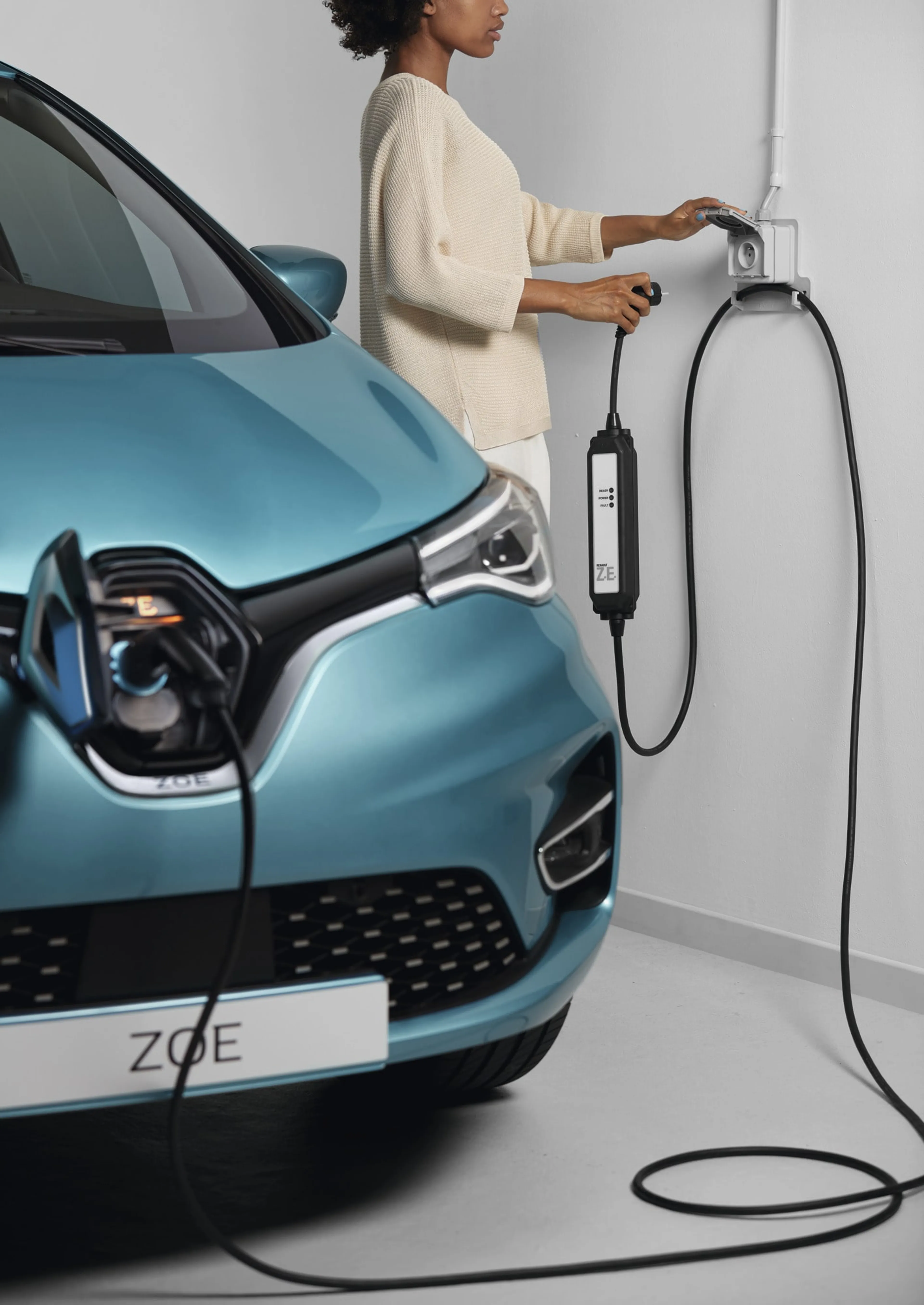 Renault Zoé qui recharge sur sa borne de recharge murale