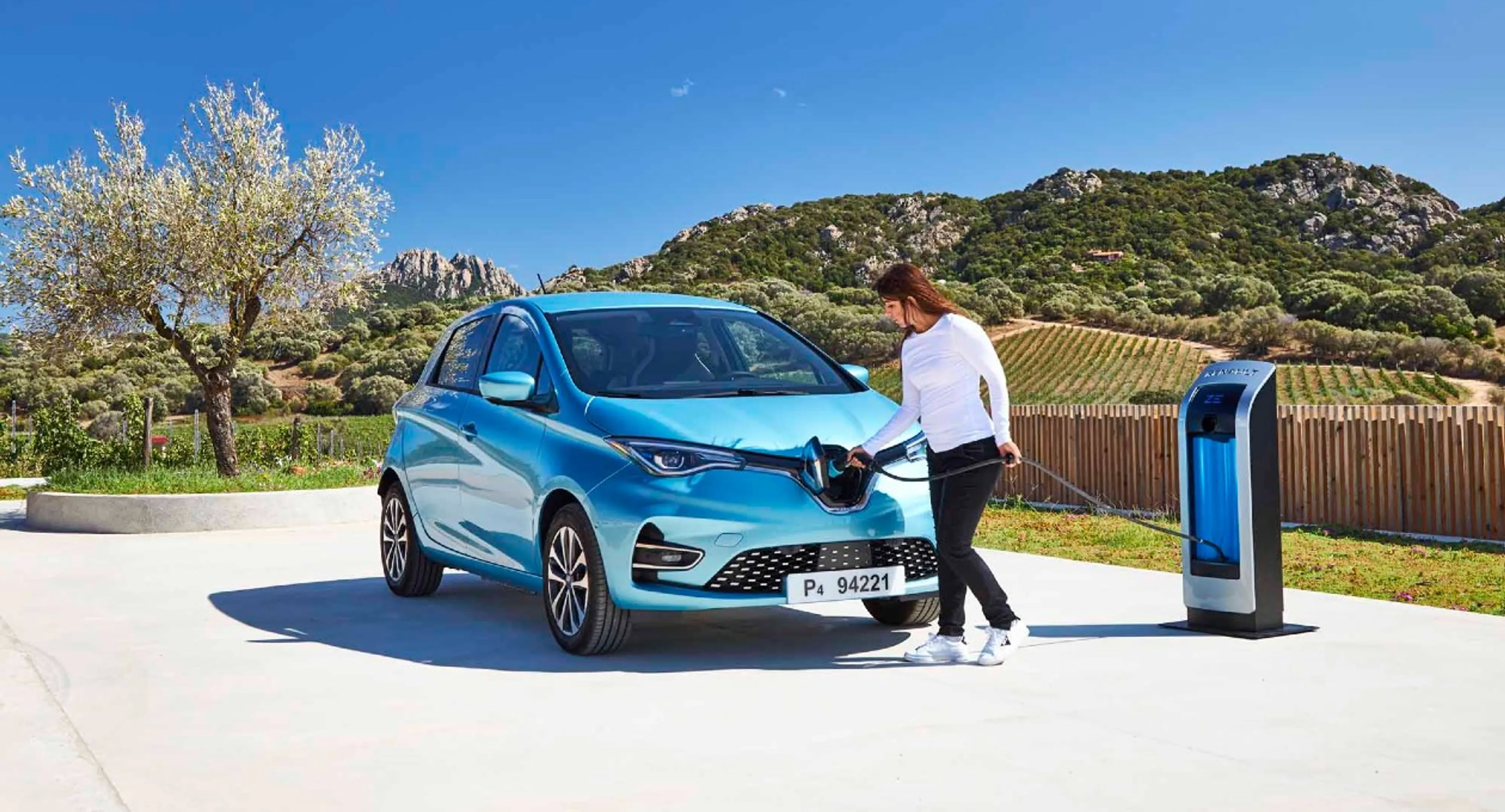 Renault Zoé qui recharge sur sa borne de recharge